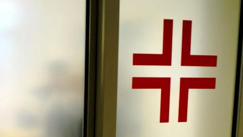 Corno di una capra gli perfora occhio e cranio, uomo salvo dopo due delicati interventi