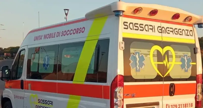 Attentato incendiario a Tissi, ambulanza devastata dal fuoco