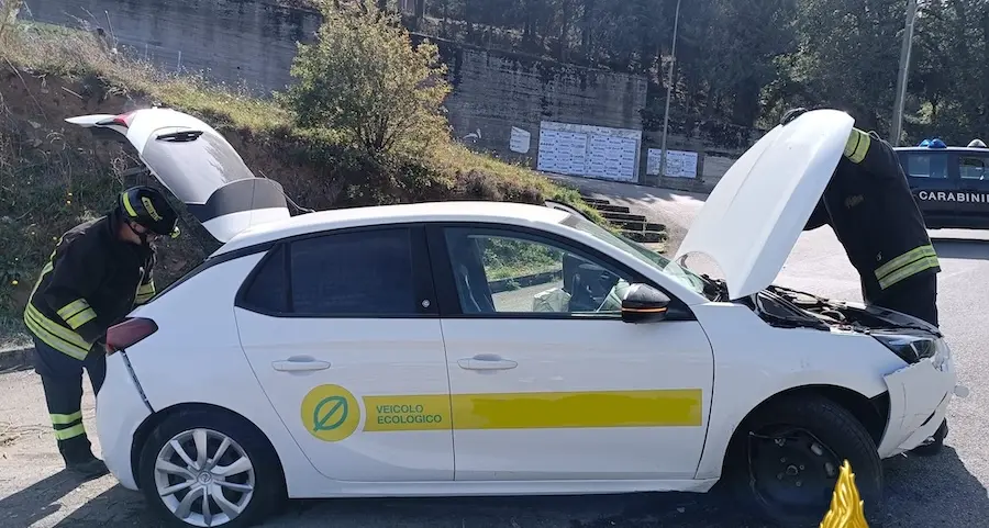 Bitti. Esce di strada con l’auto e vola in una strada sottostante