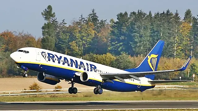 Ryanair aumenta a 2,50 euro il bonus per i dipendenti che scovano bagagli fuori misura