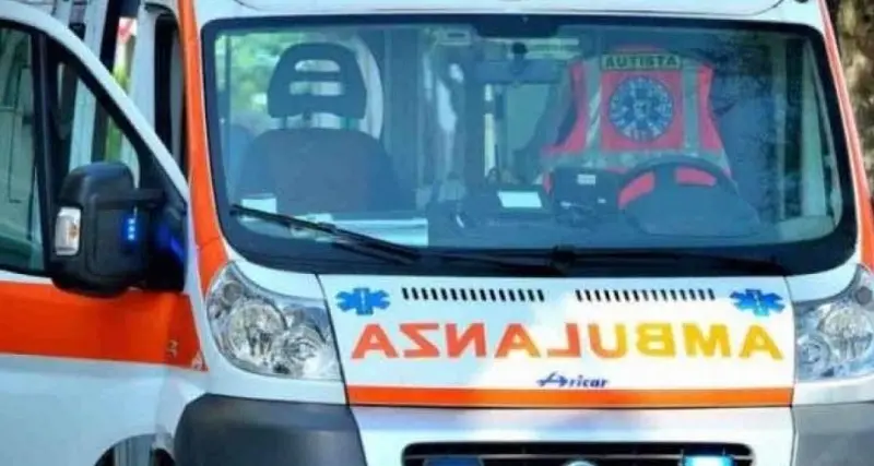 Travolto da una minicar mentre scarica merce in tabaccheria: uomo ricoverato a Nuoro