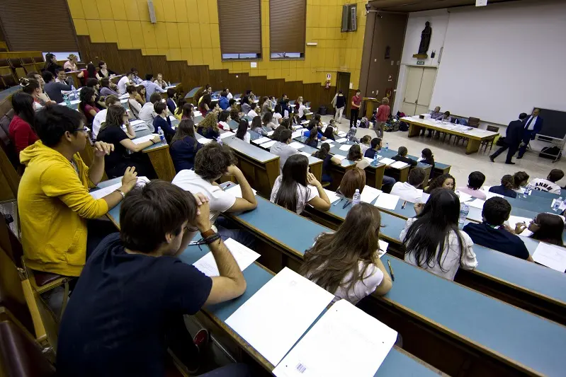 Studenti nell\\'aula dove si terr\\u00E0 il test di ammissione per Medicina all\\'universit\\u00E0 di Roma La Sapienza il 4 settembre 2012 a Roma\\nANSA/MASSIMO PERCOSSI