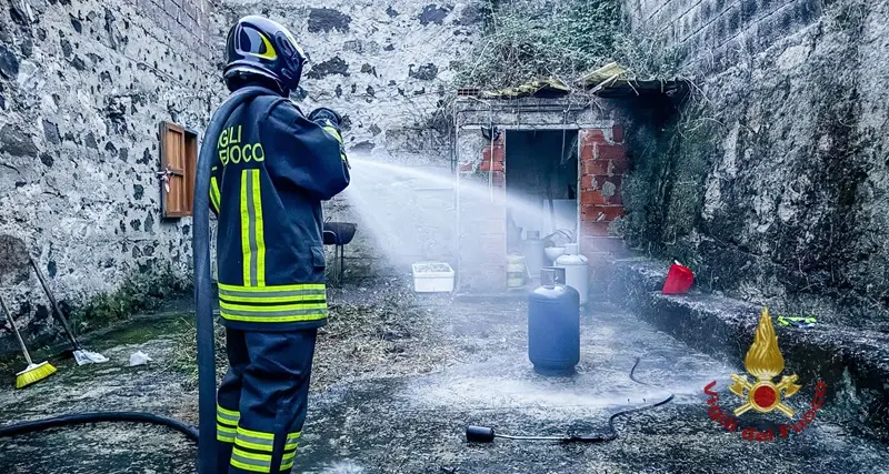 La bombola va in fiamme nel cortile: intervento in una chiesetta di Ghilarza