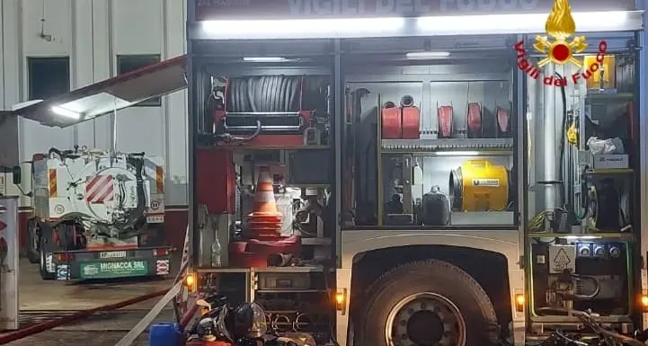Oristano: in fiamme 10 camion della nettezza urbana nella notte