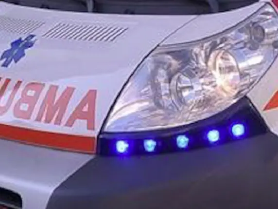 Gravemente ferito e sanguinante, uomo muore in strada a Sassari