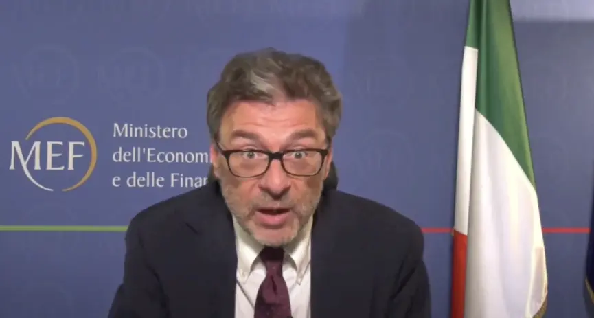 Il ministro Giorgetti: giù le accise per la benzina, su per il diesel