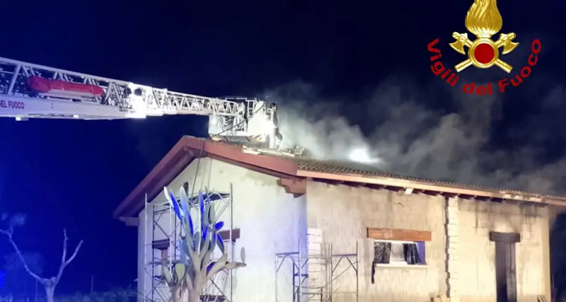 Abitazione in fiamme nella notte: paura a Sestu