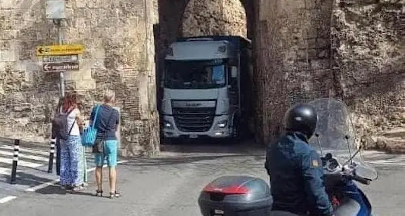 Cagliari. Tir rimane incastrato nella porta di S'Avanzada a Castello