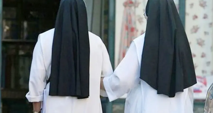 Suora arrestata per furto di gioielli e monili: scandalo nella curia