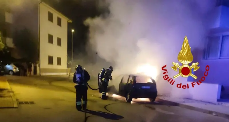 La Maddalena. Auto divorata dal fuoco nella notte, indagini in corso