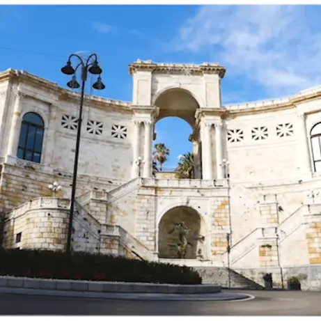 Il Bastione Saint Remy si illumina di viola: Cagliari sostiene la lotta alle malattie intestinali