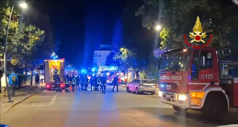Incendio invade hotel: famiglia con bimbo piccolo salvata dai Vigili del fuoco
