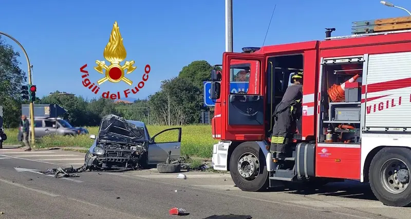 Scontro tra due auto a Sassari, conducente estratto dalle lamiere