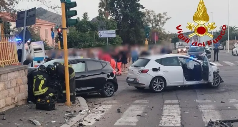 Carbonia: sette persone in ospedale dopo un frontale fra 2 auto