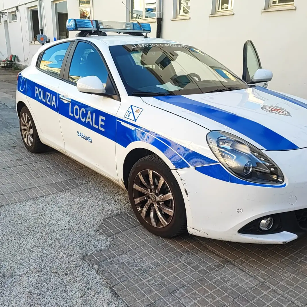 Si barrica negli uffici comunali di Alghero armato di katana e ferisce un agente