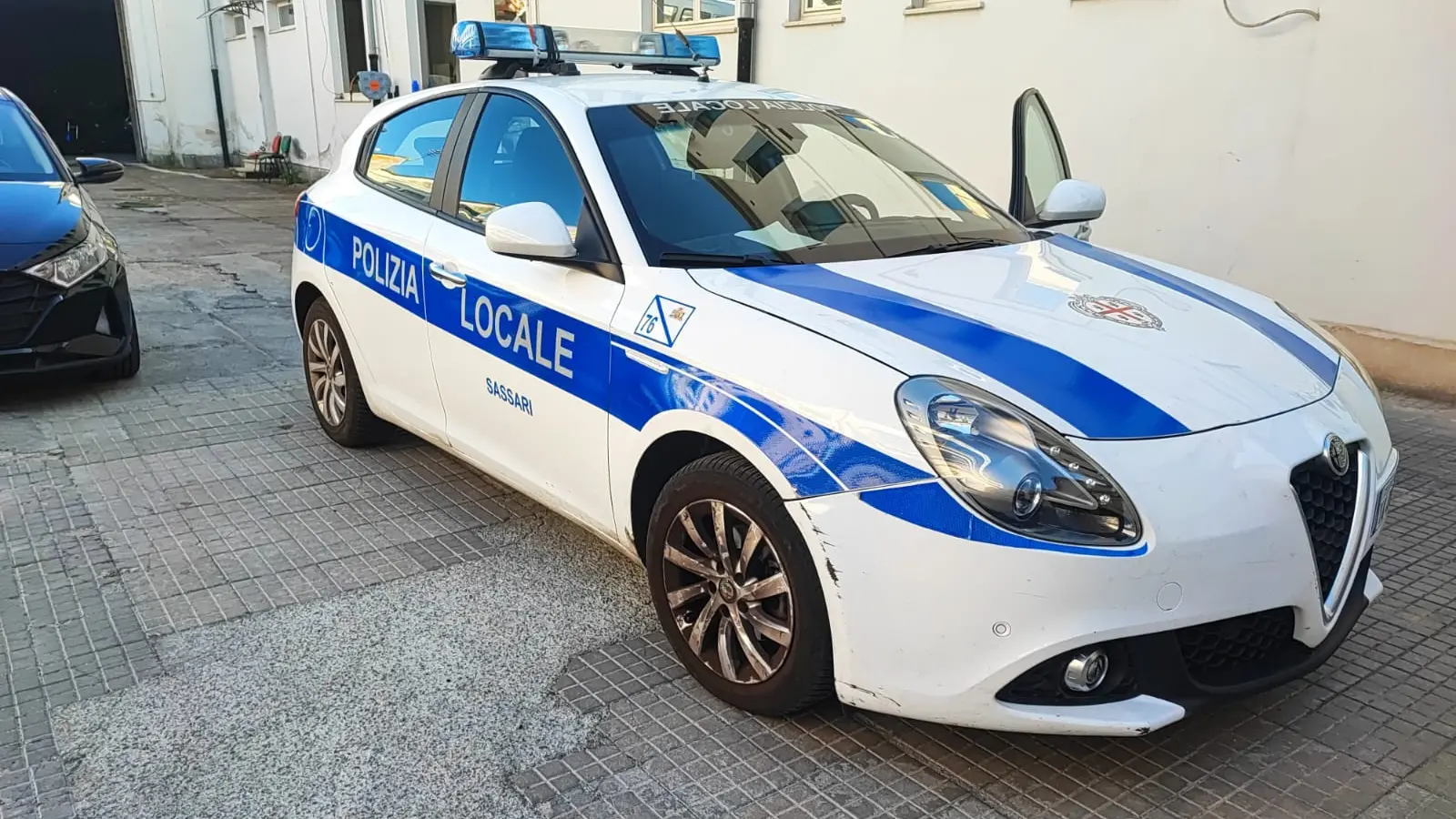 Si barrica negli uffici comunali di Alghero armato di katana e ferisce un agente