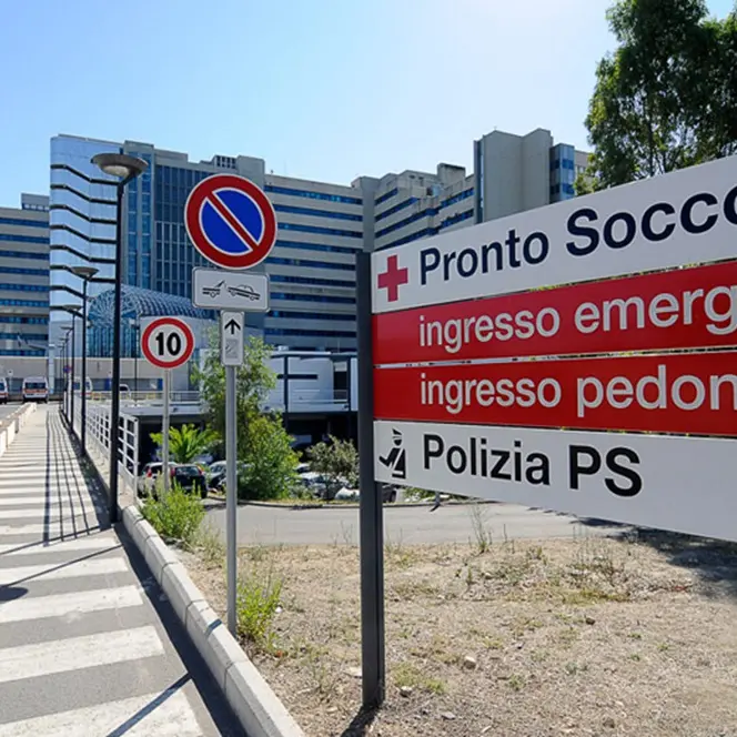Paura al Brotzu, 33enne dà in escandescenza e danneggia una barella