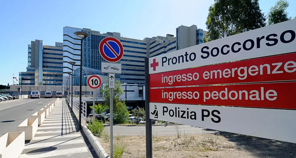Paura al Brotzu, 33enne dà in escandescenza e danneggia una barella