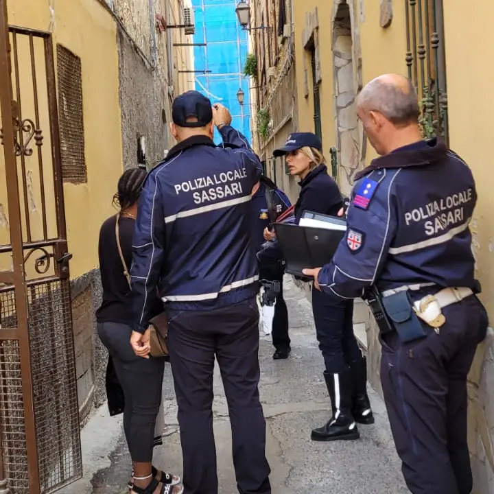 Smantellati dehors abusivi ai piedi delle mura storiche di via Torre Tonda