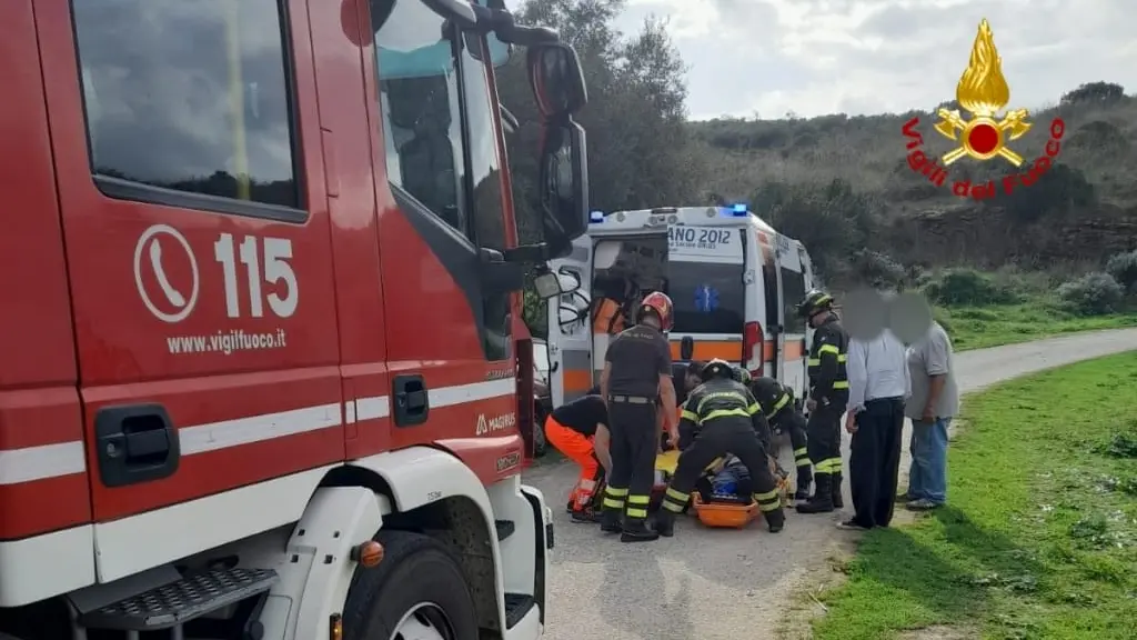 Vigili del fuoco soccorrono una persona precipitata in un dirupo