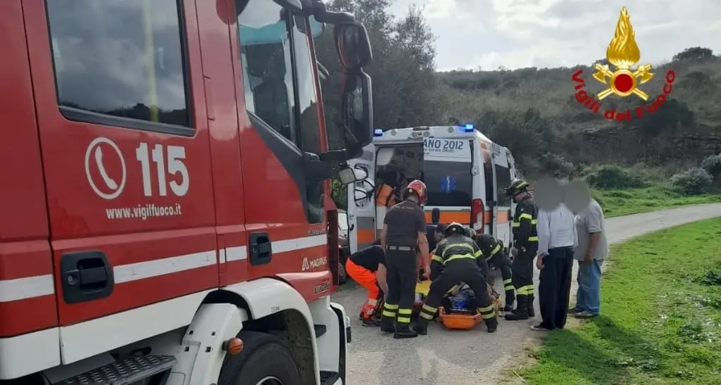 Vigili del fuoco soccorrono una persona precipitata in un dirupo