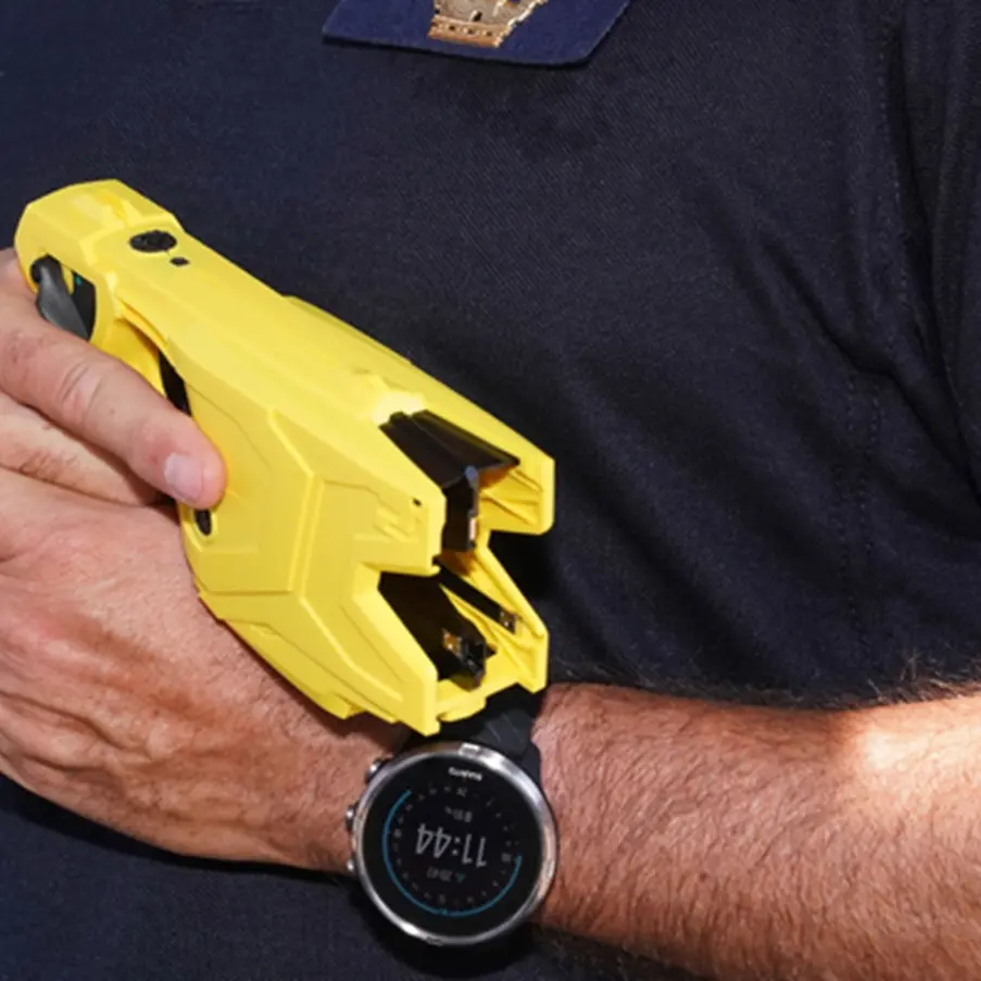 Fermato col taser dopo aggressione a passanti e carabinieri a Olbia, muore in ambulanza