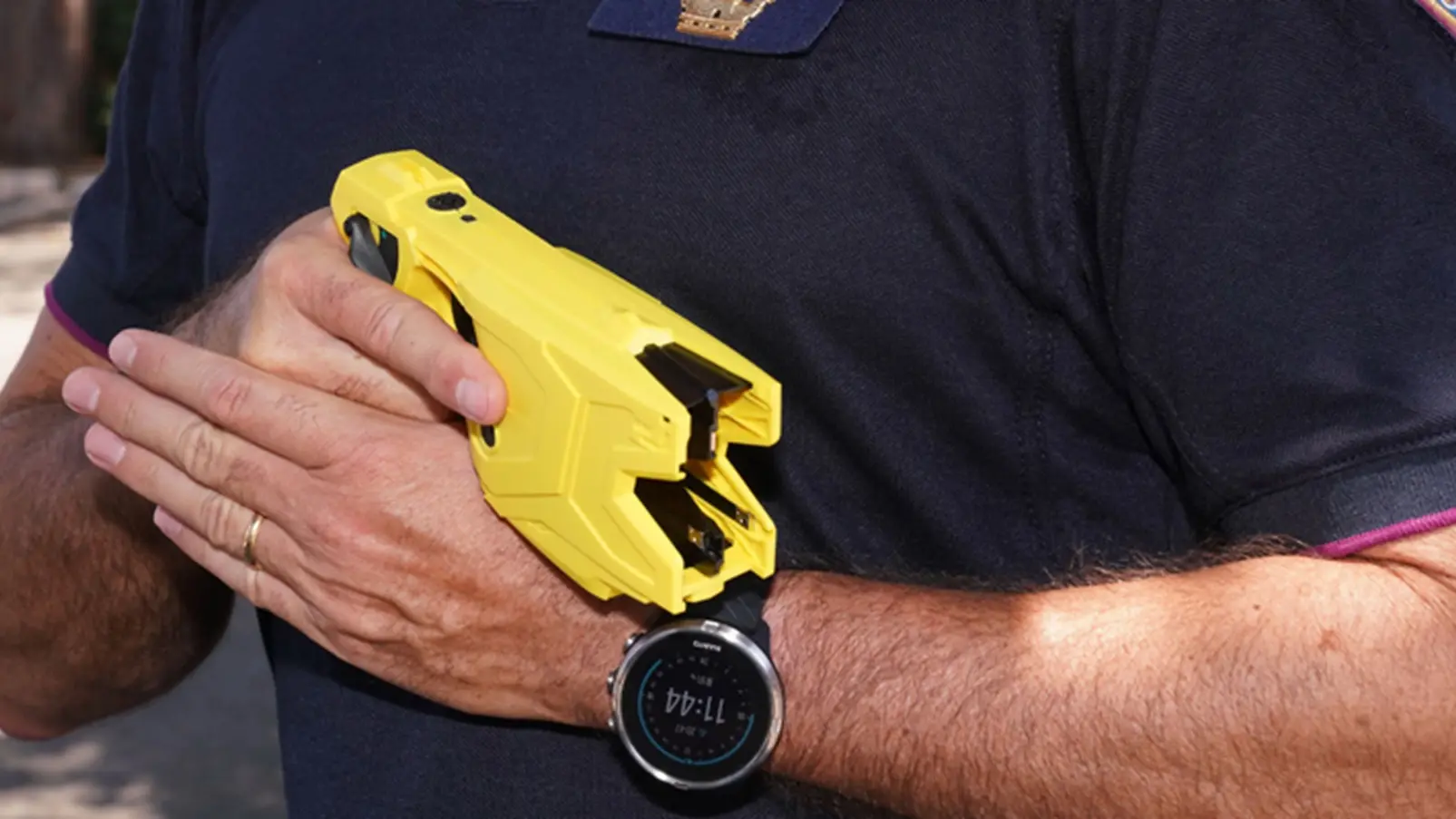 Fermato col taser dopo aggressione a passanti e carabinieri a Olbia, muore in ambulanza