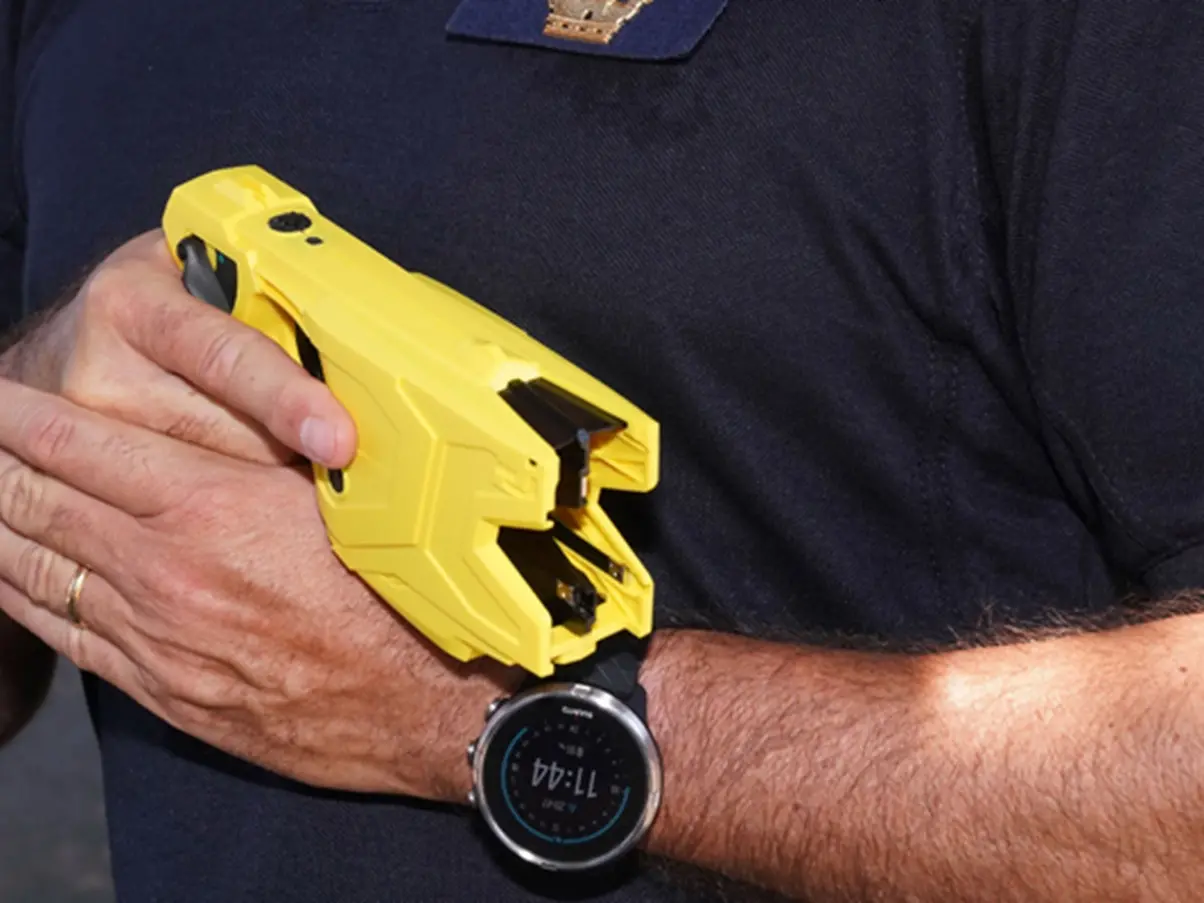 Fermato col taser dopo aggressione a passanti e carabinieri a Olbia, muore in ambulanza