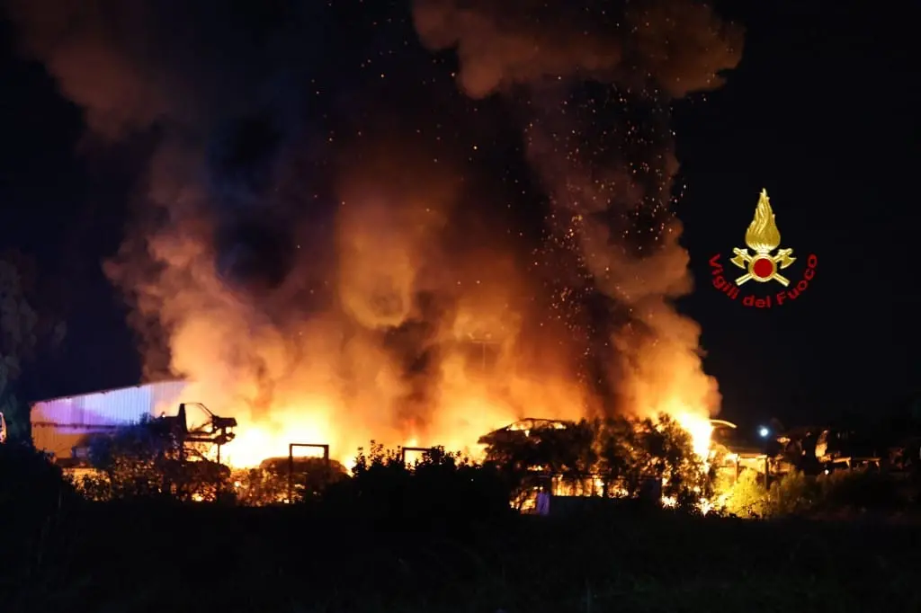 Incendio in un deposito autodemolizione: 80 auto divorate dalle fiamme