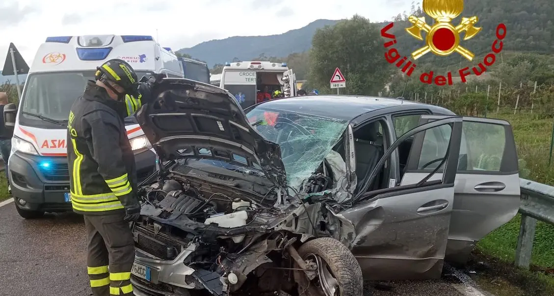 Terribile schianto contro un camion, gravi due donne