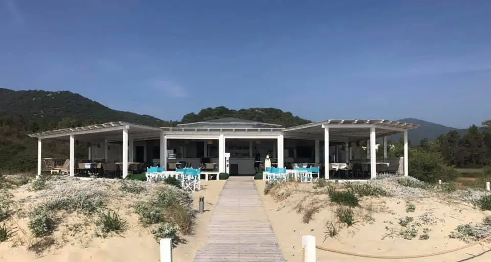 Chiosco in fiamme a Cala Sinzias. Il sindaco: \"Faremo piena luce\", autorità a lavoro