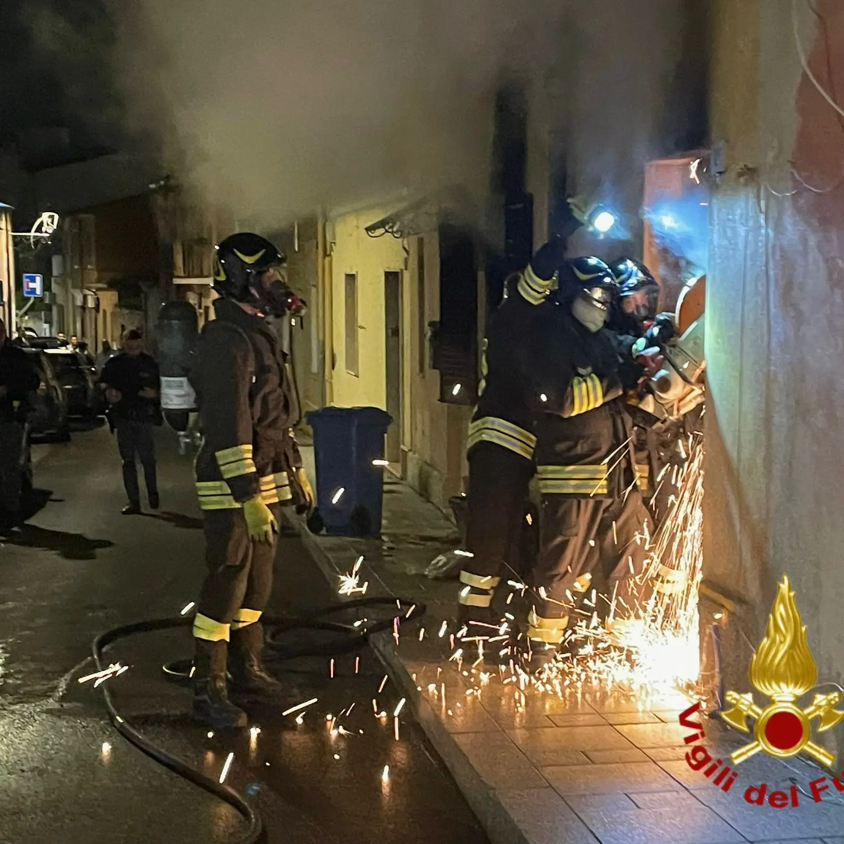 Fiamme nel centro storico: intervento dei Vigili del fuoco