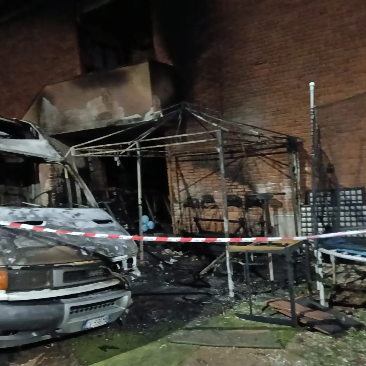 Famiglia con due bimbi sfugge a un incendio: \"Abbiamo perso tutto\"