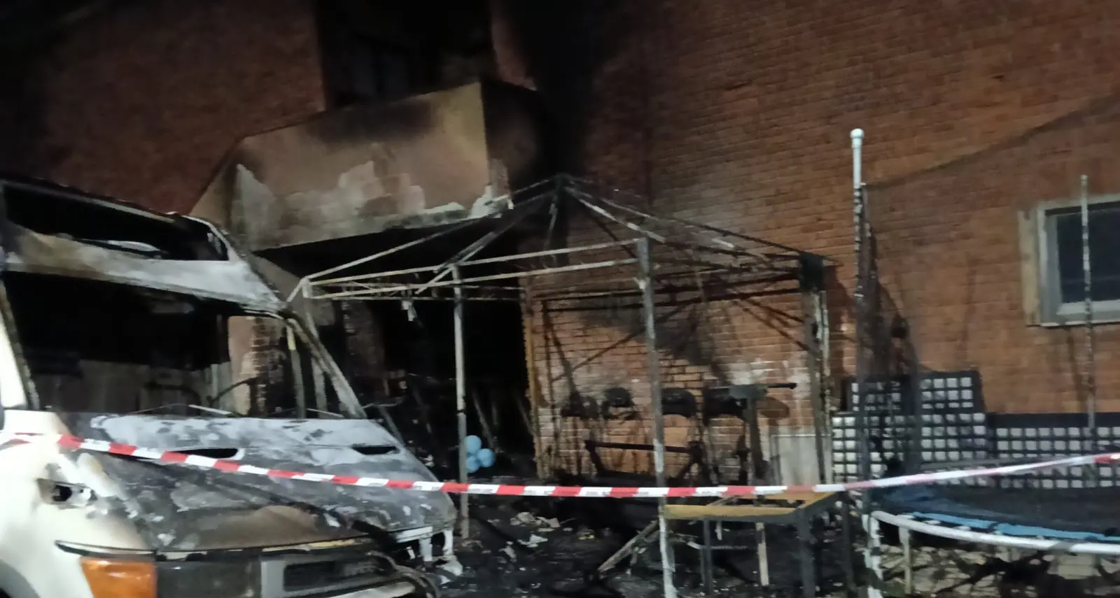 Famiglia con due bimbi sfugge a un incendio: \"Abbiamo perso tutto\"