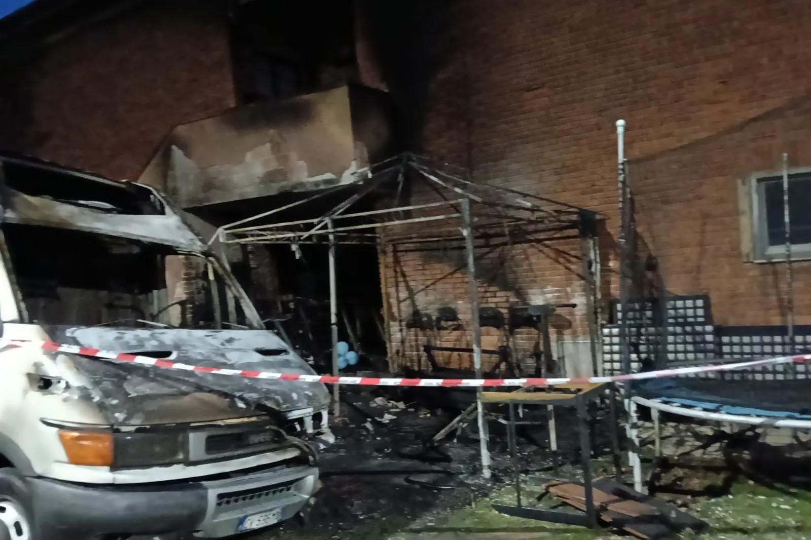 <p>Il furgone e la casa devastati dalle fiamme</p>\\n