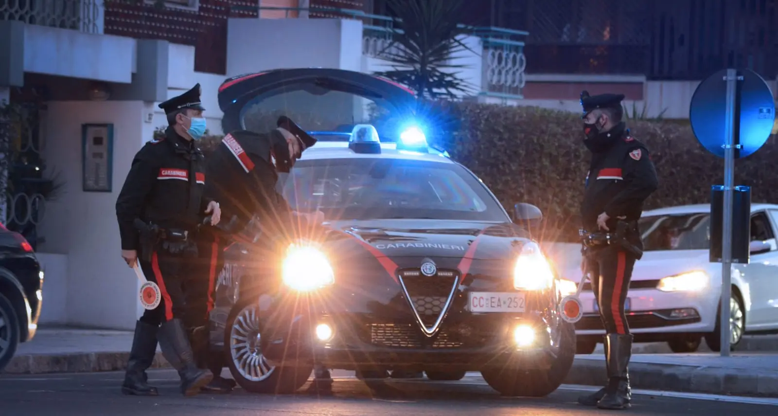 Inseguimento notturno: fermato ladro d'auto