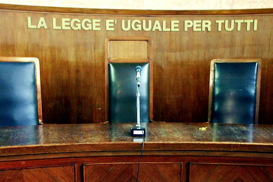 AULA TRIBUNALE DI MILANO LA LEGGE E\\' UGUALE PER TUTTI GIUSTIZIA