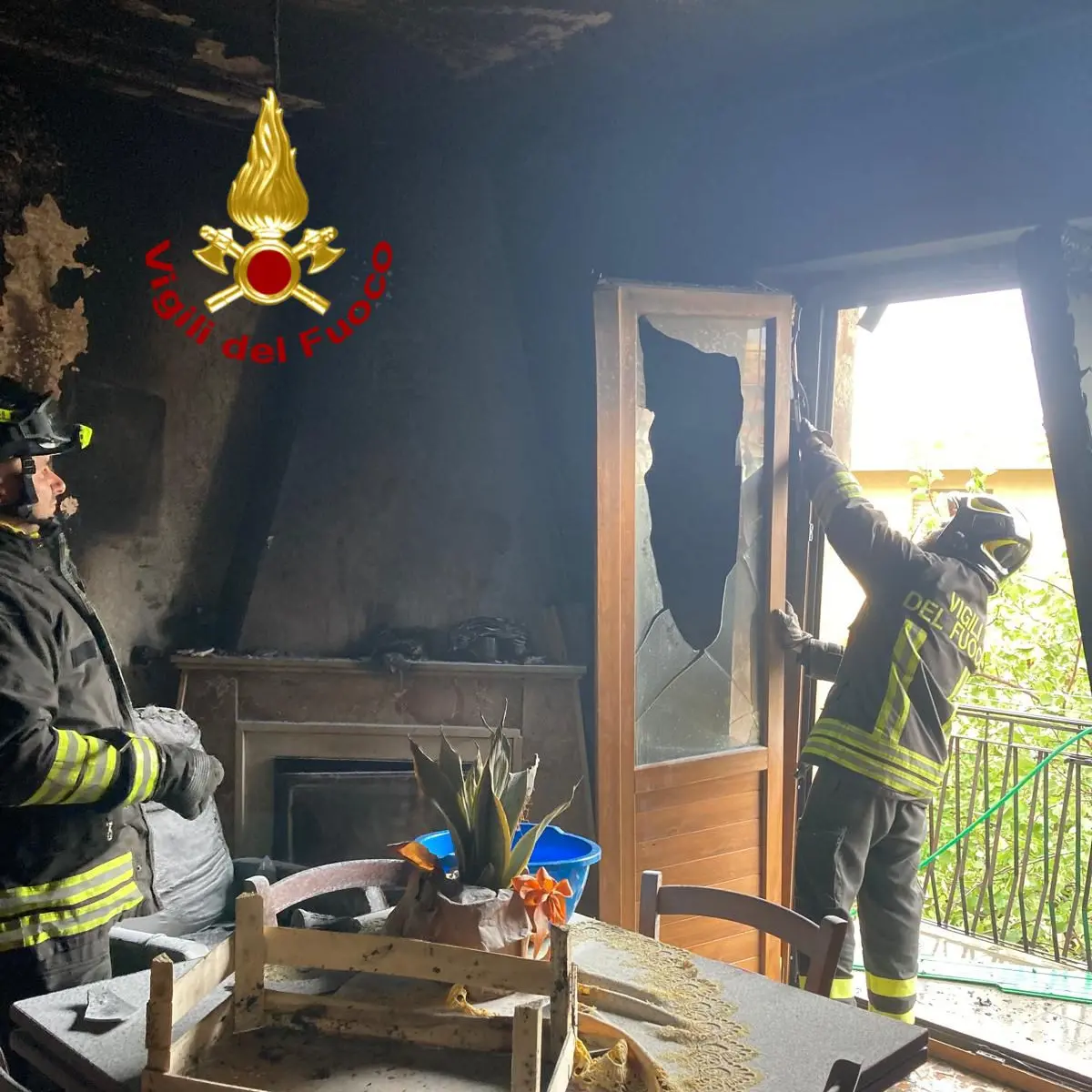 Appartamento in fiamme: anziana salvata dai vigili del fuoco