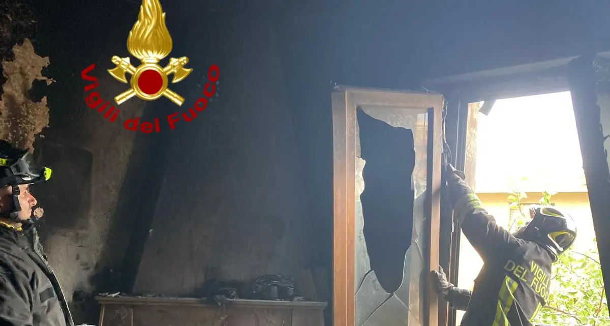 Appartamento in fiamme: anziana salvata dai vigili del fuoco