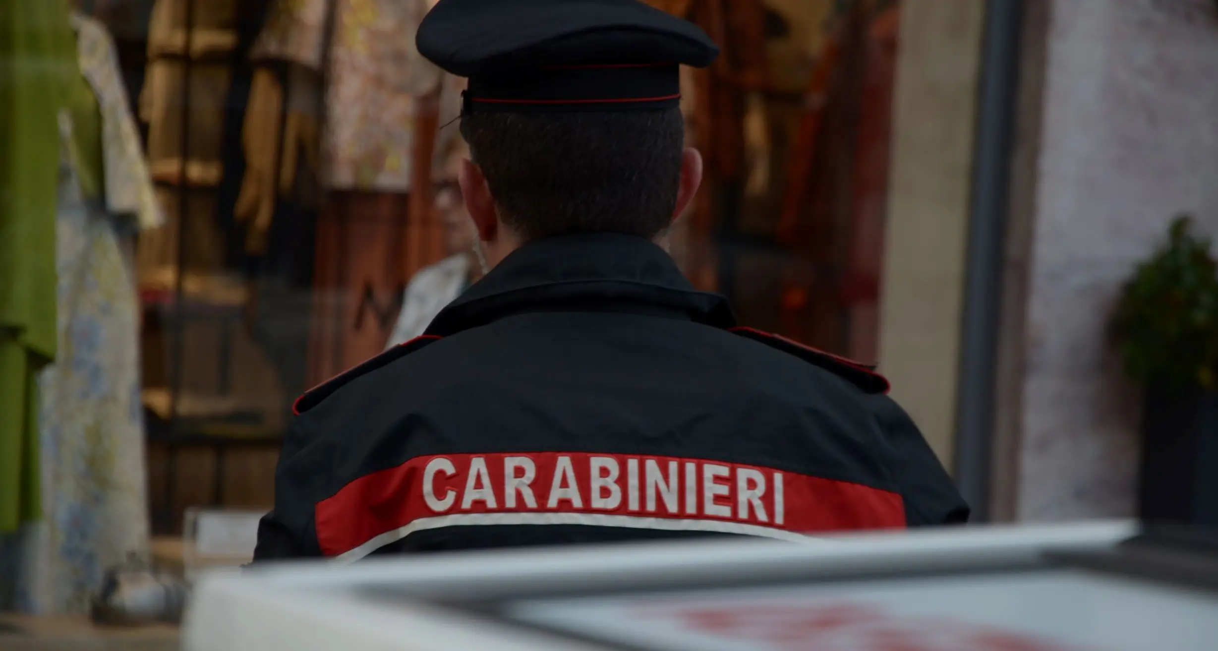 Urina sulla vetrata di un bar, poi aggredisce i Carabinieri: arrestato a San Gavino