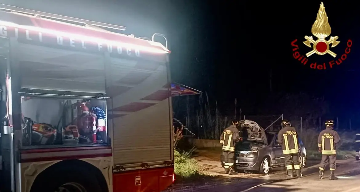 Paura sulla strada dei Due Mari: auto in fiamme