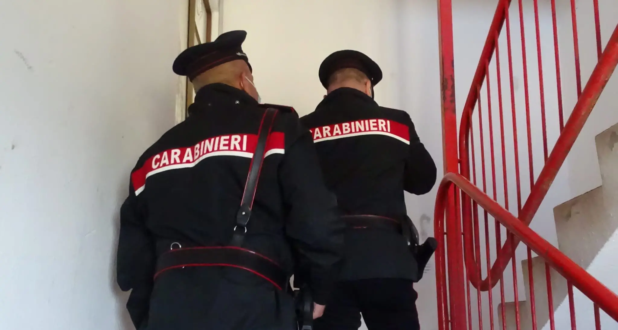 Aggredisce la moglie davanti alle figlie e mette a soqquadro la casa: arrestato a Elmas