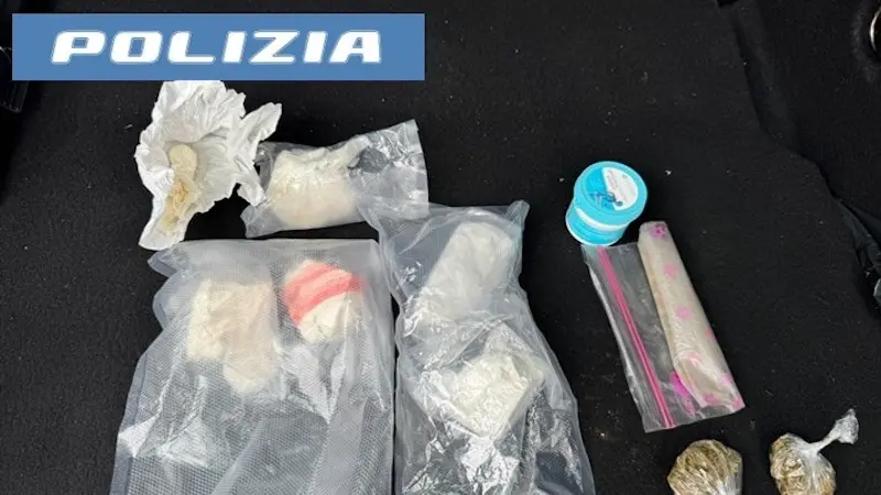 Nascondeva in casa cocaina e marijuana, 41enne arrestato