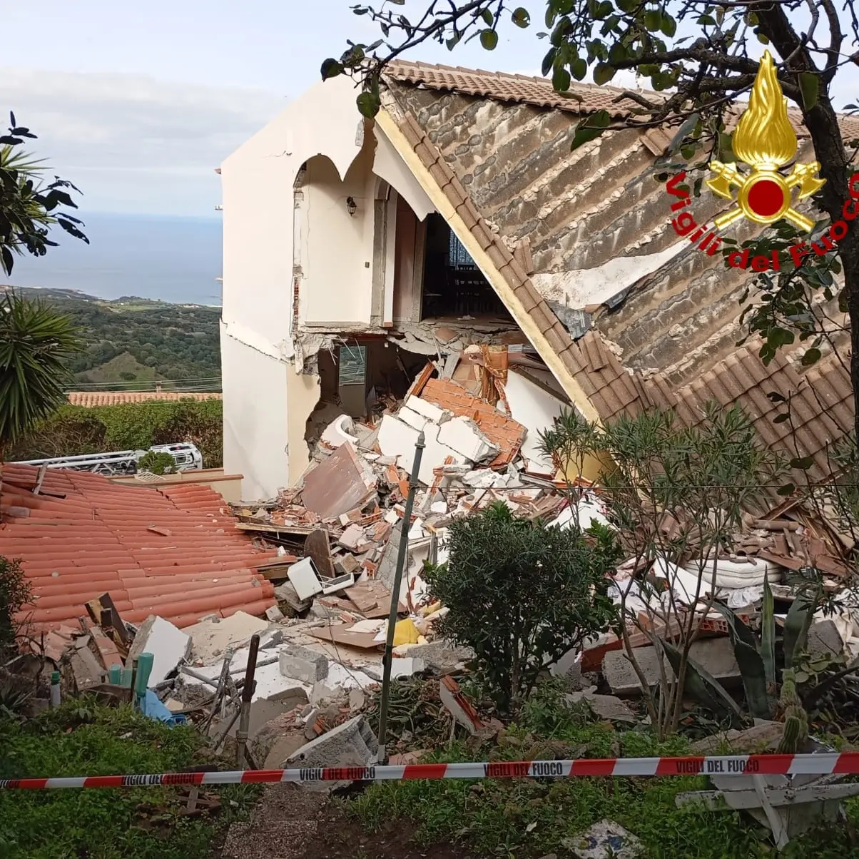 Esplosione in casa a Trinità d'Agultu