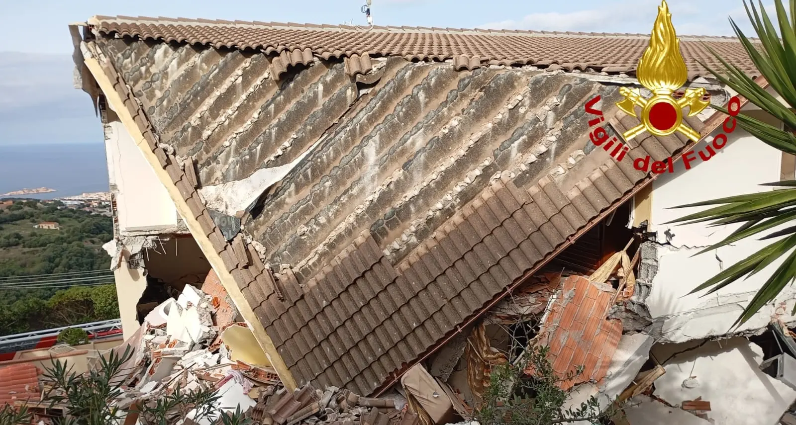 Esplosione in casa e due persone ferite, edificio inagibile