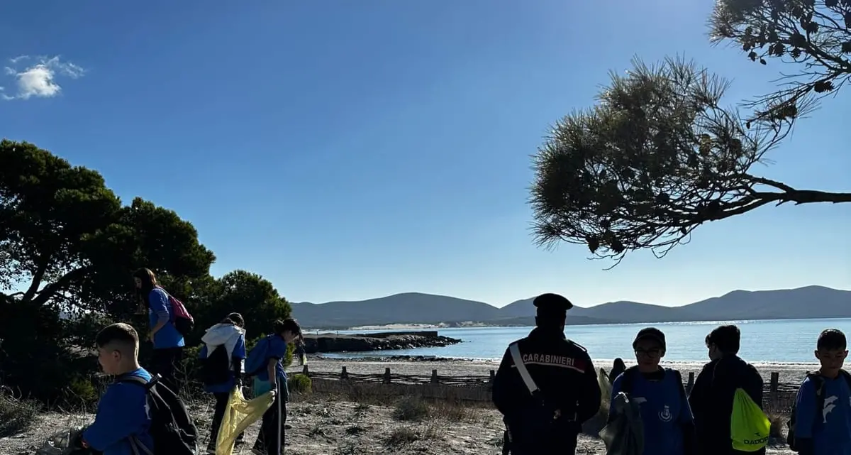 Studenti e Carabinieri uniti a Porto Pino per tutelare l'ambiente marino