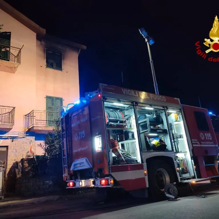 Notte di paura a Bosa, Vigili del Fuoco salvano due persone da un incendio