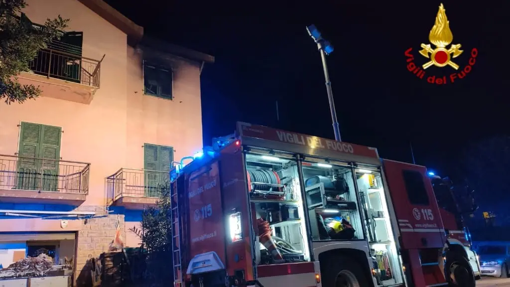 Notte di paura a Bosa, Vigili del Fuoco salvano due persone da un incendio