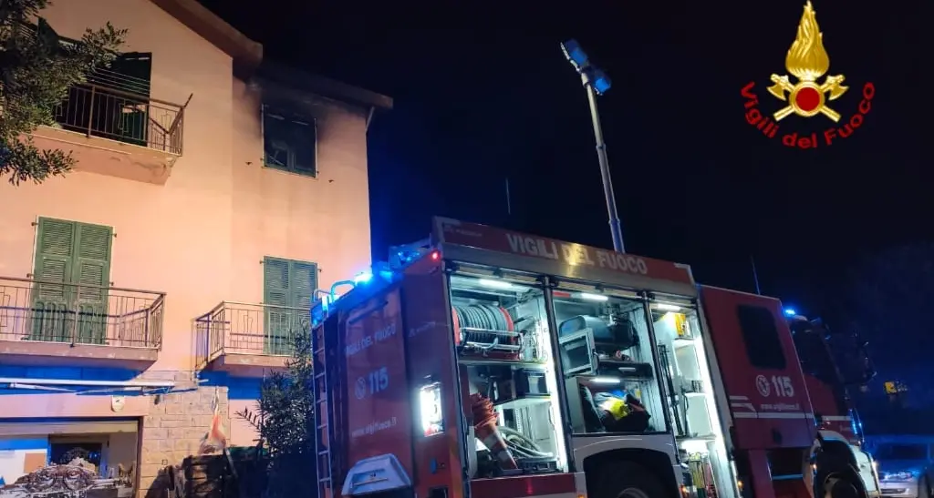 Notte di paura a Bosa, Vigili del Fuoco salvano due persone da un incendio