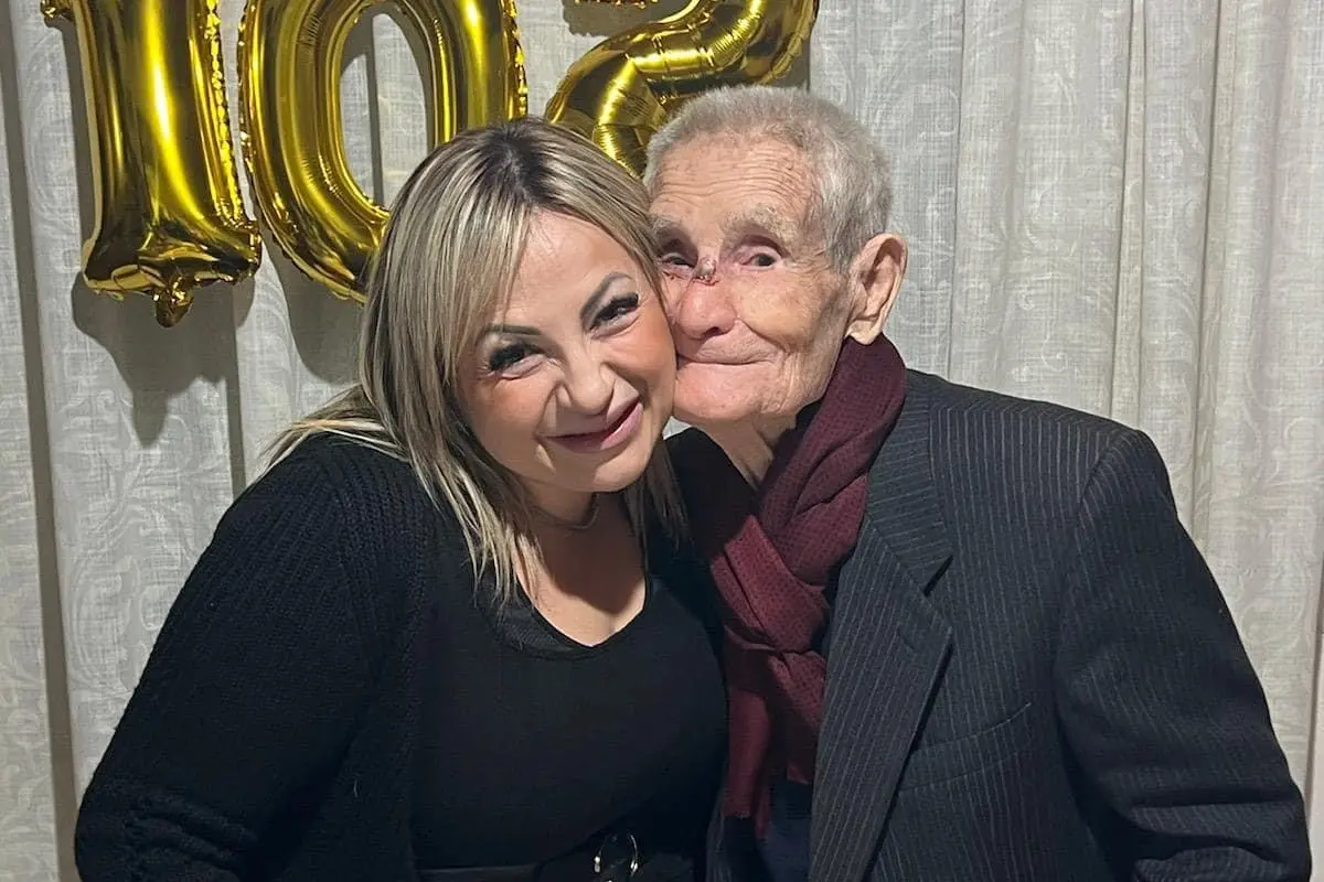 <p>Il 102esimo compleanno di Sebastiano Casula, con la sindaca Francesca Fadda. Foto Facebook</p>\\n